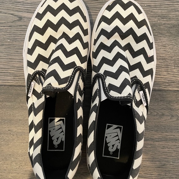 Vans slip on with zigzag print- M size 8= W size 9.5. - Picture 3 of 4